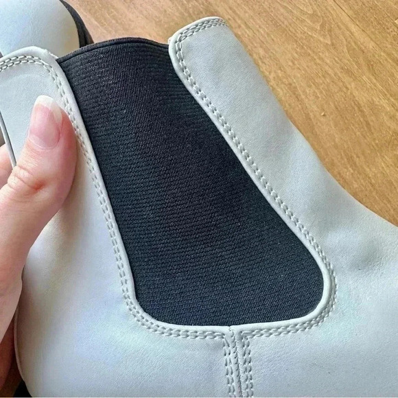 Amazon Essentials Women’s Combat Chelsea Boots, Black/Off White, Size 10 - Picture 13 of 16